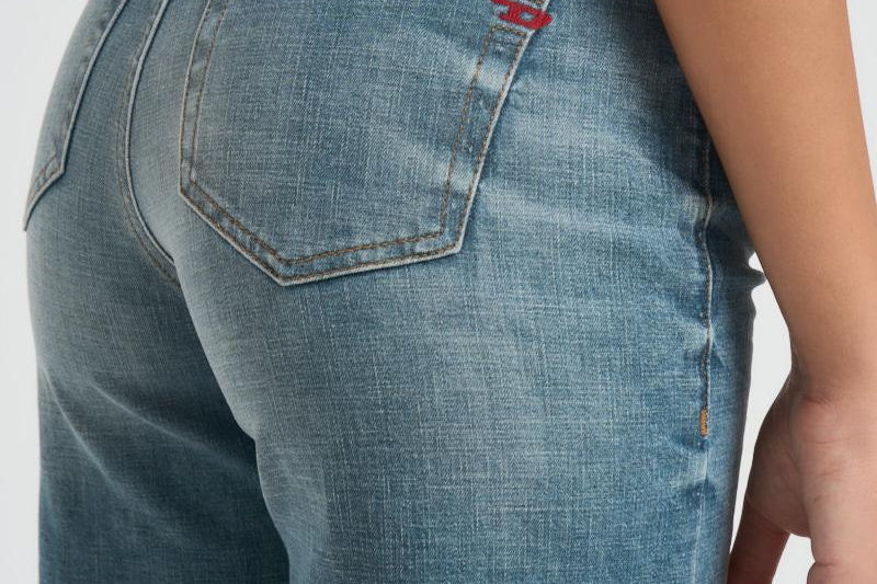 Jeans donna flare D-Akemi 1978 in denim medio A03624 09M5801 DIESEL 