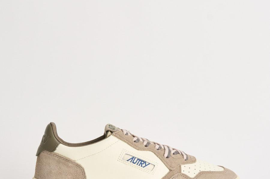 Sneakers uomo Medalist Low in suede beige e verde AULM BW07 AUTRY 