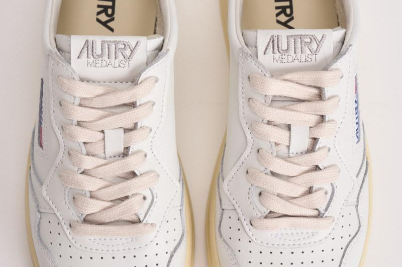 Sneakers donna medalist low in pelle bianca e beige AULW LL87 AUTRY 