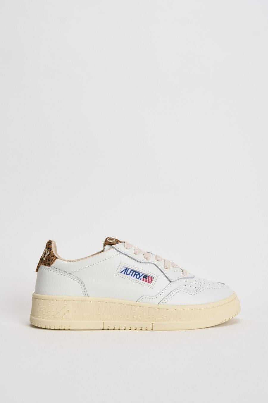 Sneakers Medalist Low donna bianche e animalier AULW HJ02 AUTRY 
