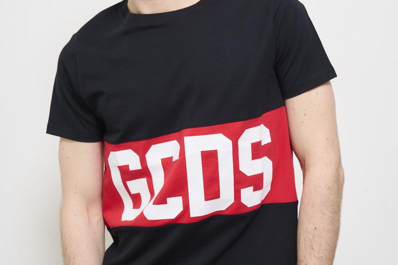 T-shirt uomo girocollo nera B1XM2314JA3 99 GCDS 