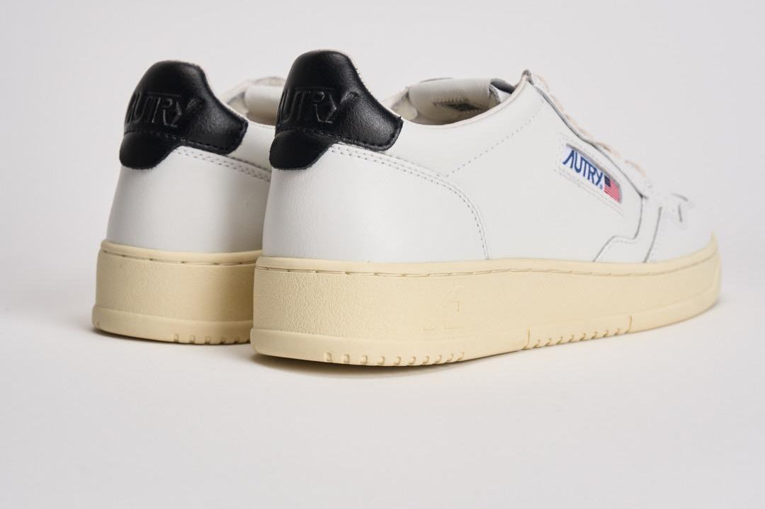 Sneakers Medalist low uomo nera e bianca AULM LL22 AUTRY 