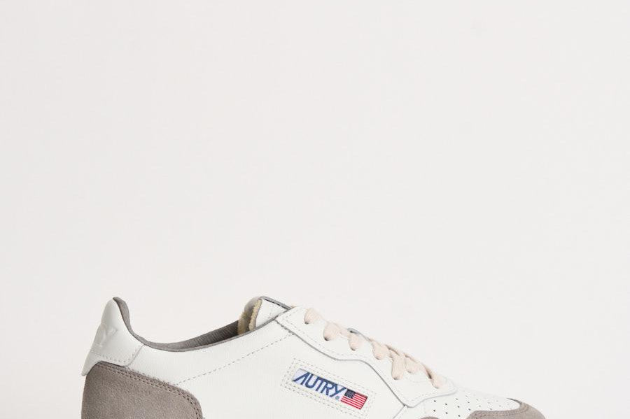 Sneakers uomo Medalist Low in suede bianca e grigia AULM FT15 AUTRY 