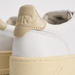 Sneakers donna medalist low in pelle bianca e beige AULW LL87 AUTRY 