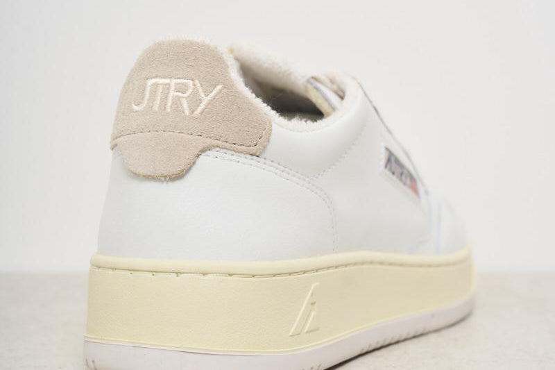 Sneakers uomo Medalist panna e beige AULM VS05 AUTRY 