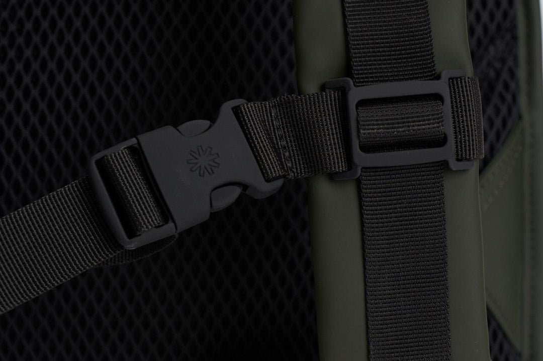 Zaino uomo impermeabile verde 13320 03 RAINS 