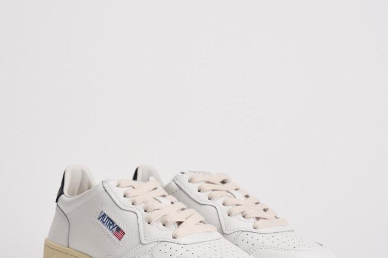 Sneakers donna Medalist bianca e nera AULW LL22 AUTRY 