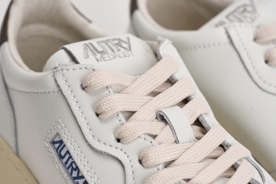 Sneakers uomo Medalist low bianca e marrone AULM LL28 AUTRY 