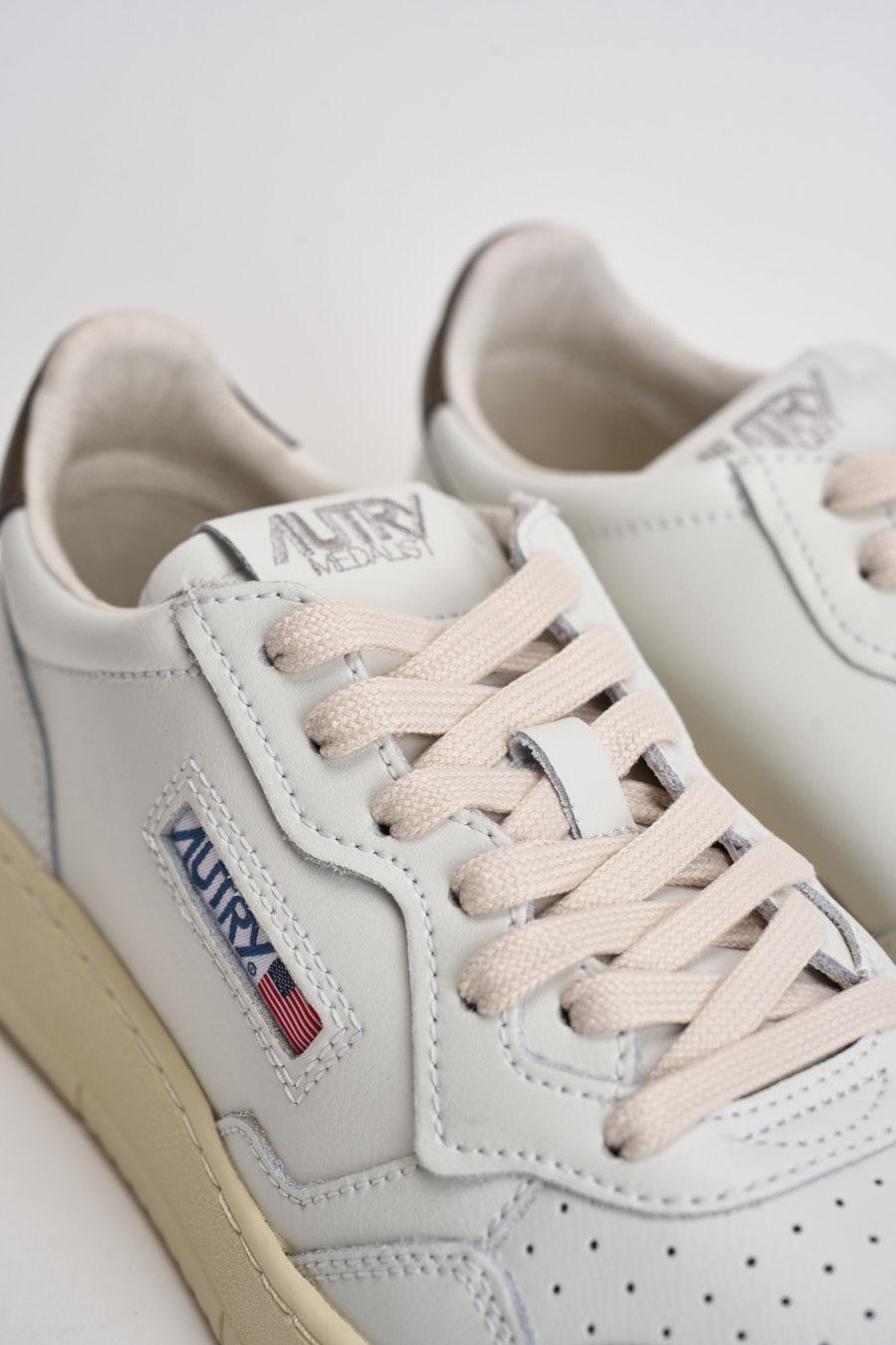 Sneakers uomo Medalist low bianca e marrone AULM LL28 AUTRY 
