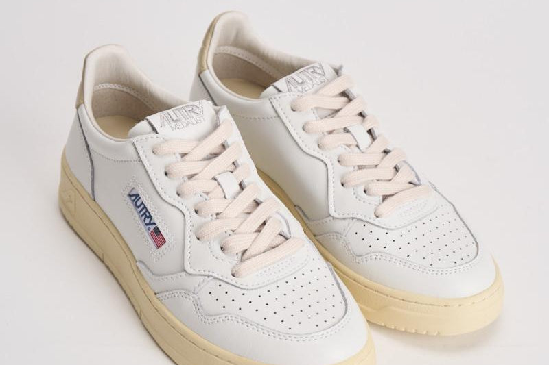 Sneakers donna medalist low in pelle bianca e beige AULW LL87 AUTRY 