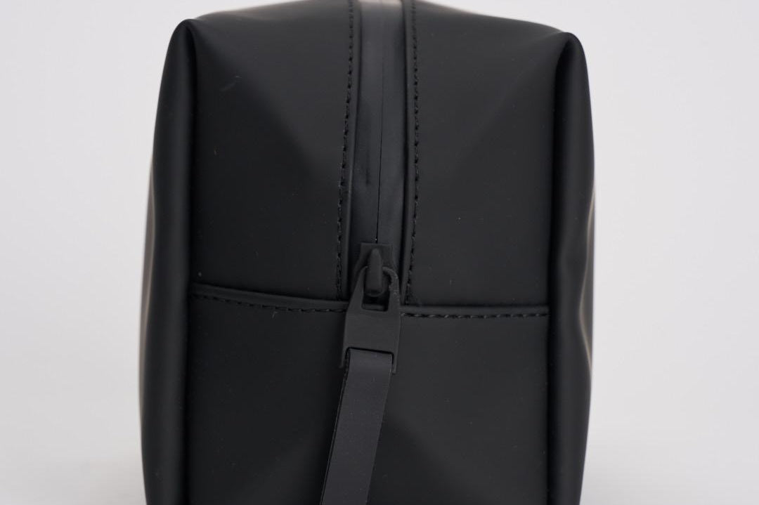 Borsa da toilette Wash Bag Small impermeabile nera 15580 01 RAINS 