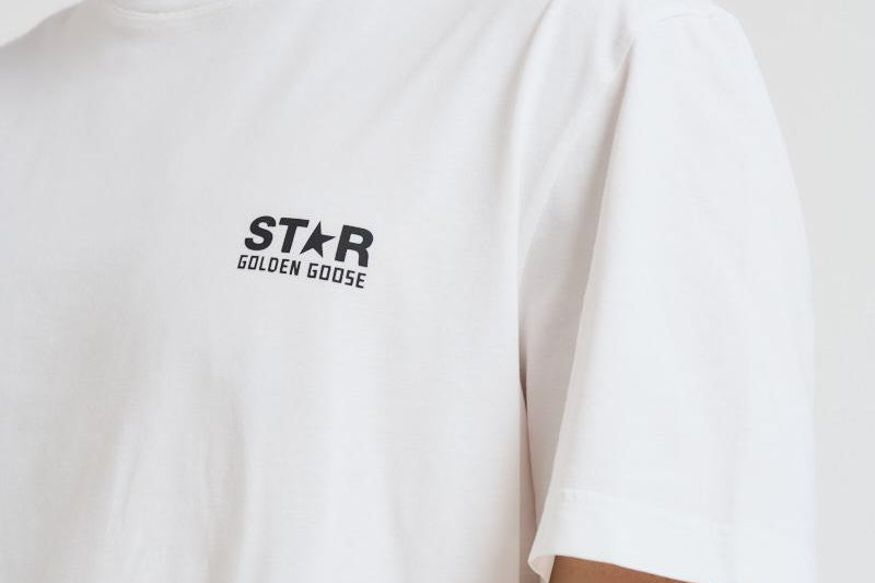 T-shirt uomo bianca con logo frontale nero GMP01220 P00087910283 GOLDEN GOOSE 