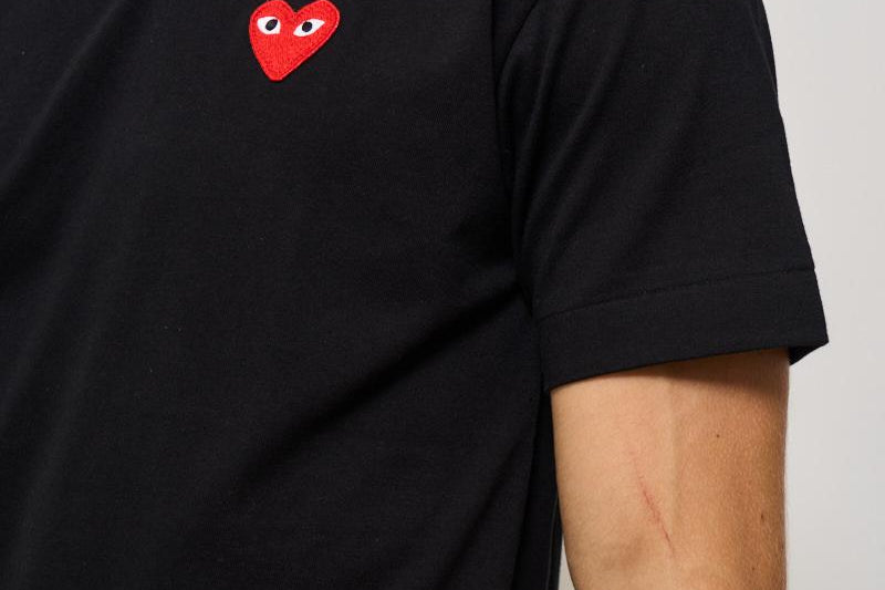 T-shirt uomo nera con cuore rosso AXT108 BLACK COMME DES GARCON PLAY 