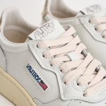 Sneakers donna Medalist Low bianca e oro AULW LL06 AUTRY 