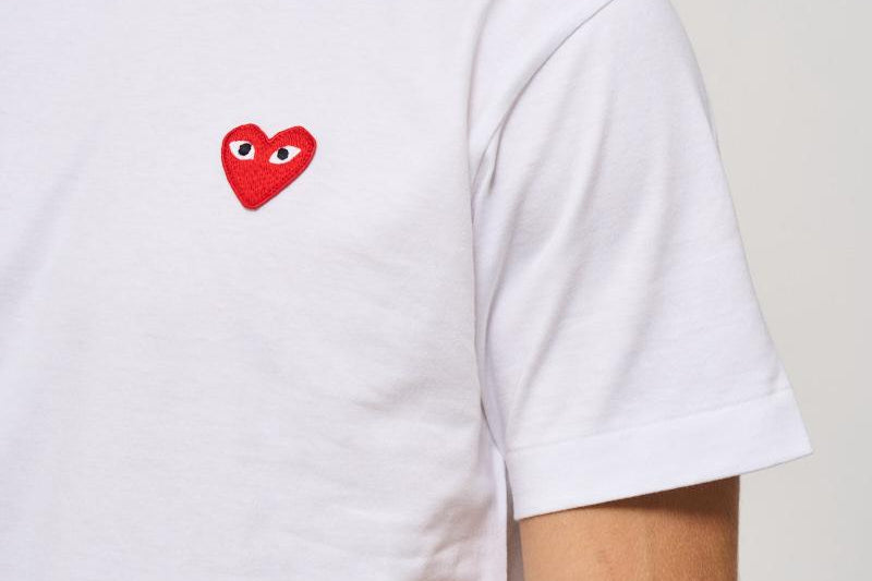 T-shirt uomo bianca con cuore rosso AXT108 WHITE COMME DES GARCON PLAY 