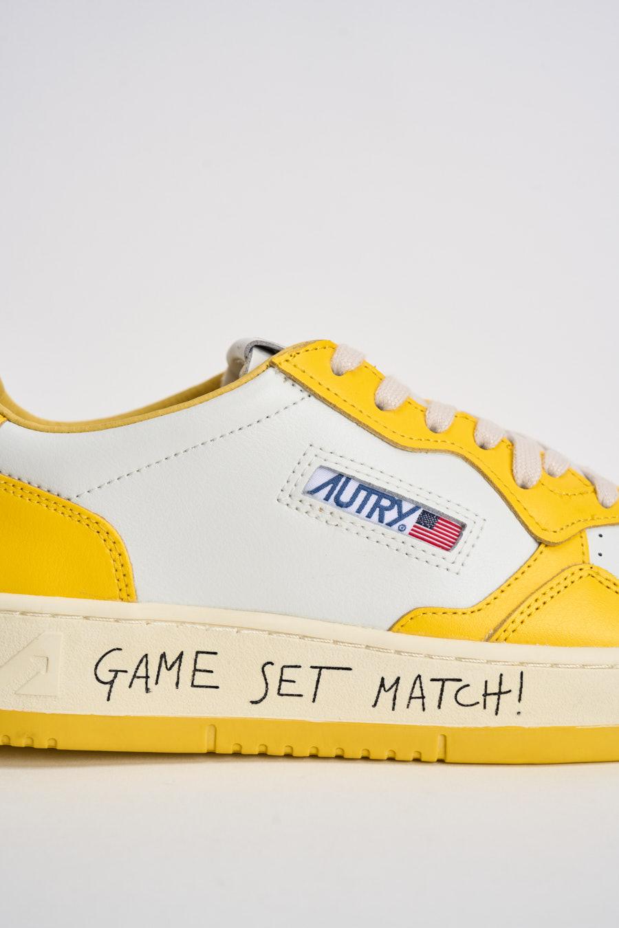 Sneakers uomo Medalist Low bianca e gialla AULM BH01 AUTRY 