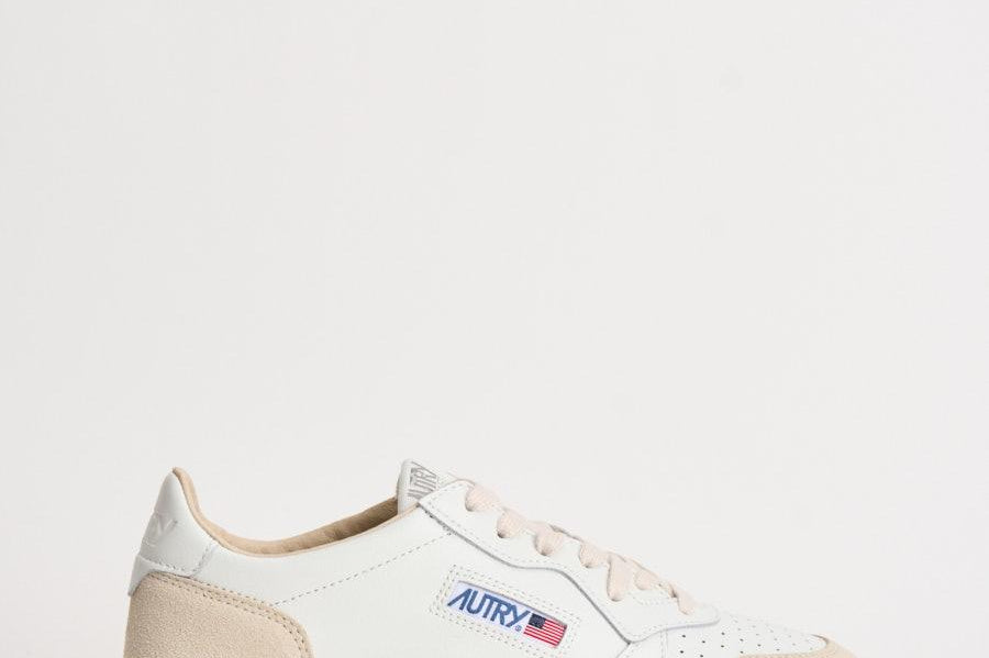 Sneakers uomo Medalist Low in suede bianca e panna AULM LS33 AUTRY 