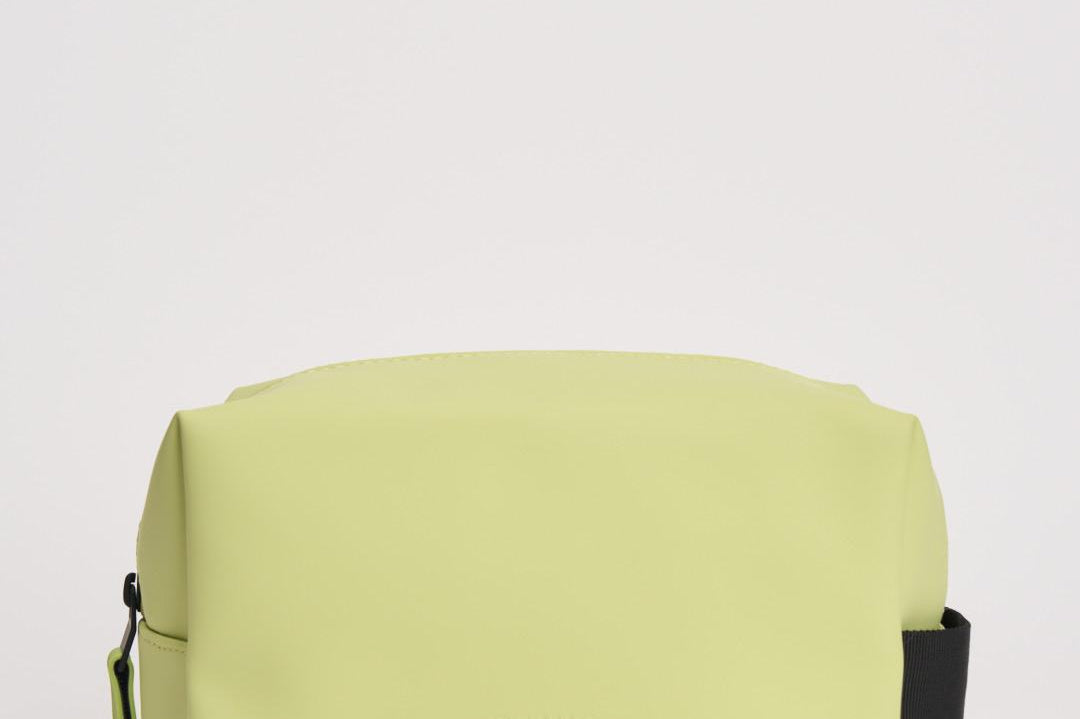 Borsa da toilette Wash Bag Small impermeabile gialla 15580 W3 RAINS 