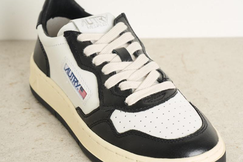 Sneakers uomo medalist low bicolor in pelle bianca e nera AULW WB01 AUTRY 