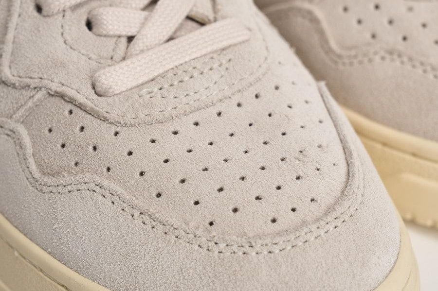 Sneakers donna Medalist low in suede beige AULW UH01 AUTRY 