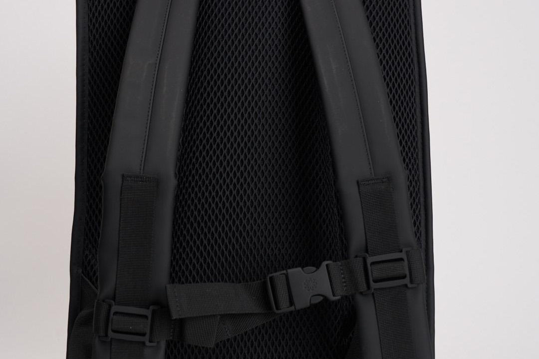 Zaino nero impermeabile uomo 13320 01 RAINS 