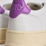 Sneakers donna Medalist Low bianca e e viola AULW LL08 AUTRY 