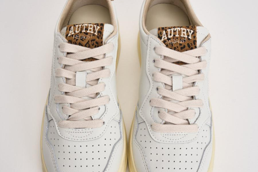Sneakers Medalist Low donna bianche e animalier AULW HJ02 AUTRY 