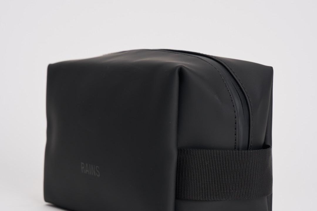 Borsa da toilette Wash Bag Small impermeabile nera 15580 01 RAINS 