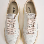 Sneakers uomo Medalist Low in suede bianca e panna AULM LS33 AUTRY 