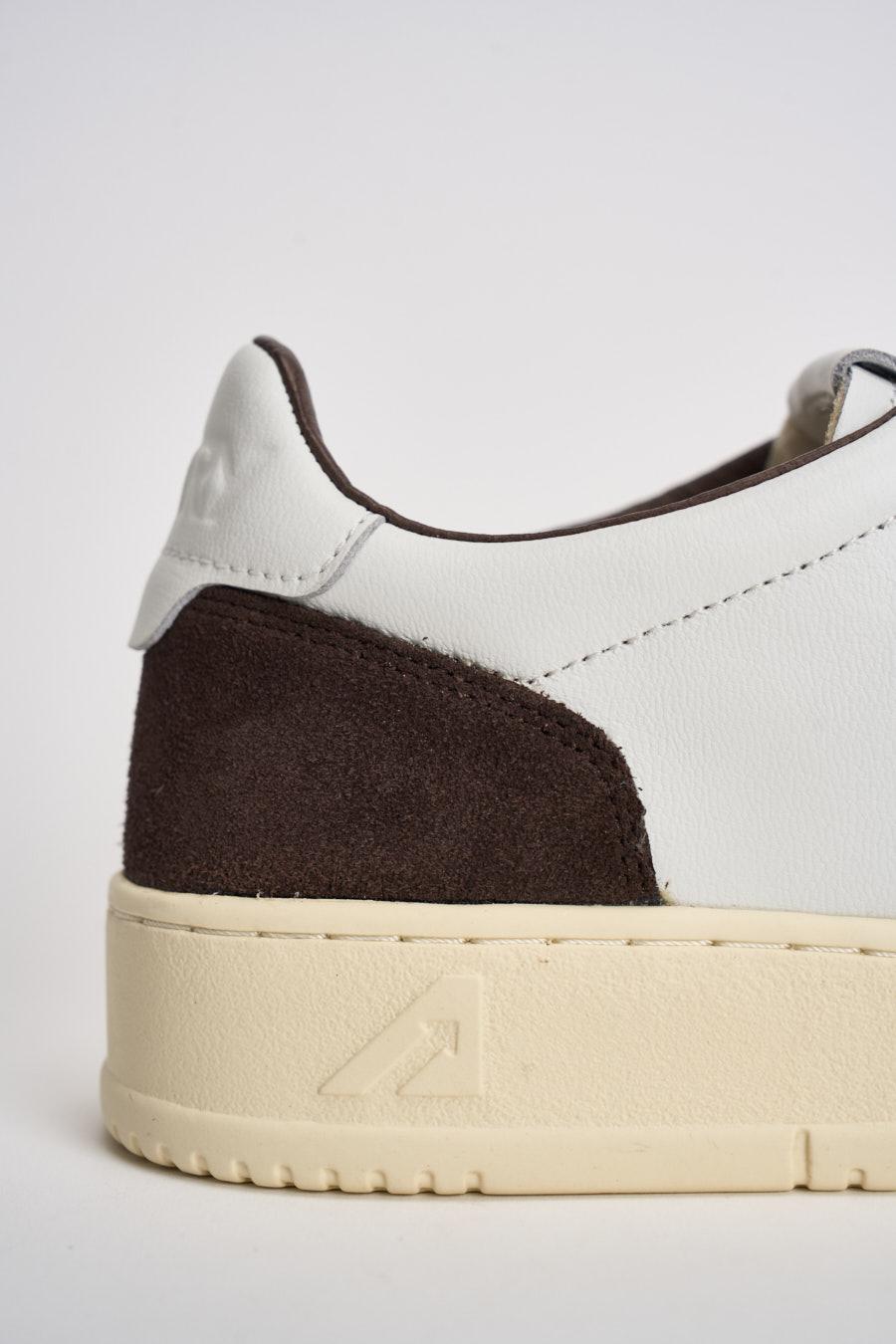 Sneakers uomo Medalist Low in suede bianca e marrone AULM FT19 AUTRY 