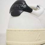 Sneakers donna Medalist bianca e nera AULW LL22 AUTRY 