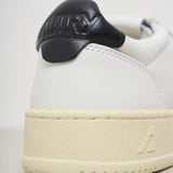 Sneakers donna Medalist bianca e nera AULW LL22 AUTRY 