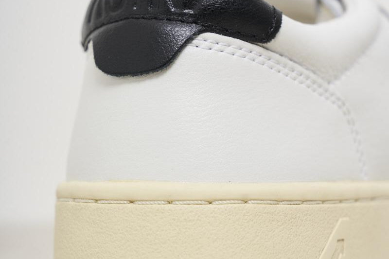 Sneakers donna Medalist bianca e nera AULW LL22 AUTRY 