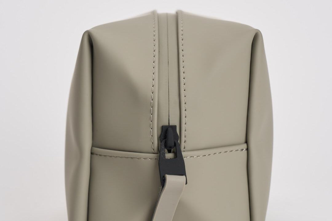 Borsa da toilette Wash Bag Small impermeabile grigia 15580 108 RAINS 