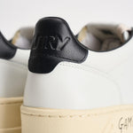 Sneakers uomo Medalist Low nera e bianca AULM ML02 AUTRY 