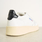 Sneakers uomo medalist low in pelle bianca e nera AULW LL22 AUTRY 