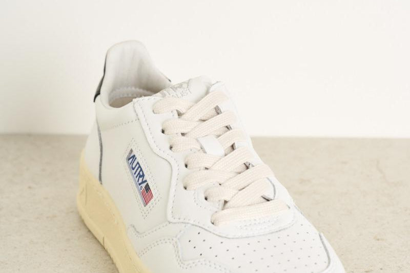 Sneakers uomo medalist low in pelle bianca e nera AULW LL22 AUTRY 
