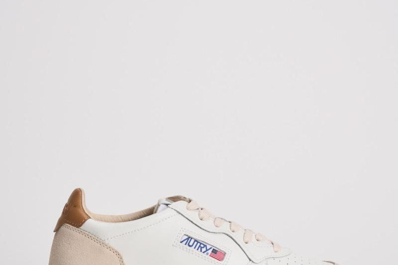 Sneakers uomo Medalist low in suede beige e caramello AULM LS02 AUTRY 