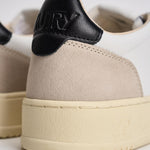 Sneakers uomo Medalist low in suede beige e nera. AULM LS21 AUTRY 