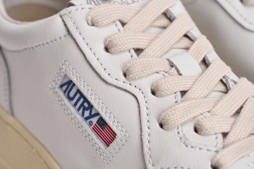 Sneakers donna Medalist Low bianca e e viola AULW LL08 AUTRY 