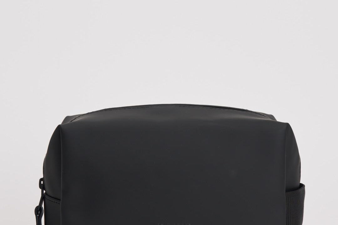 Borsa da toilette Wash Bag Small impermeabile nera 15580 01 RAINS 