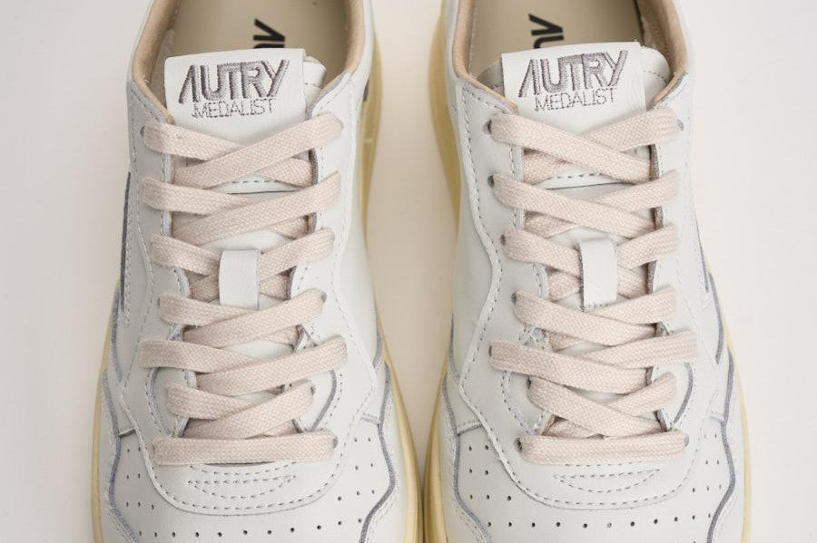 Sneakers uomo Medalist Low bianca e blu AULM BJ03 AUTRY 