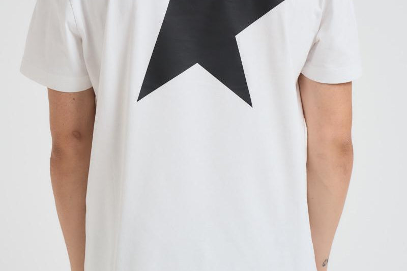 T-shirt uomo bianca con logo frontale nero GMP01220 P00087910283 GOLDEN GOOSE 