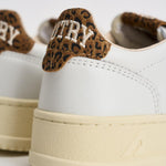 Sneakers Medalist Low donna bianche e animalier AULW HJ02 AUTRY 