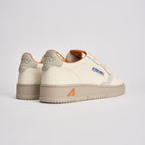 Sneakers uomo Medalist Low bianca e arancione AULM NE13 AUTRY 