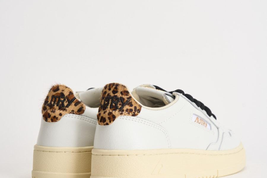Sneakers donna Medalist Low bianca e leopardata AULW OC02 AUTRY 