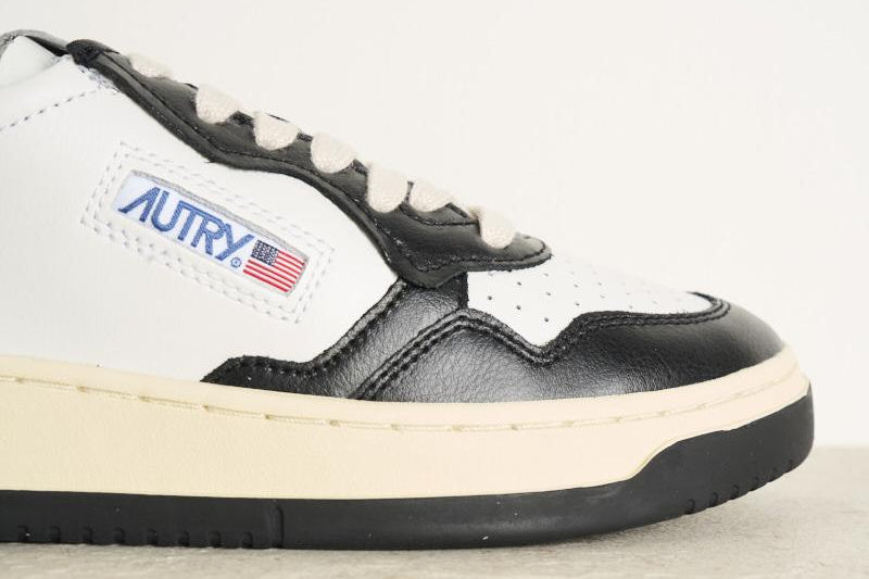 Sneakers uomo medalist low bicolor in pelle bianca e nera AULW WB01 AUTRY 