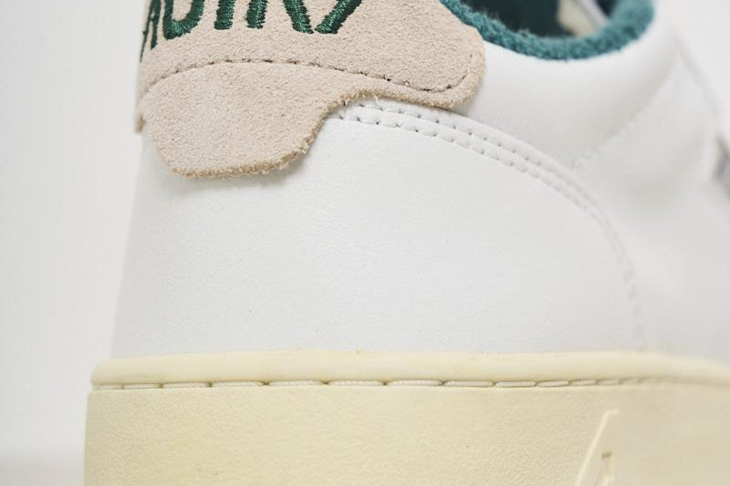 Sneakers uomo Medalist panna e verde AULM VS06 AUTRY 