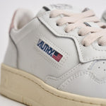 Sneakers Medalist Low donna bianca e rosa AULW LL16 AUTRY 