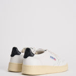 Sneakers donna Medalist bianca e nera AULW LL22 AUTRY 